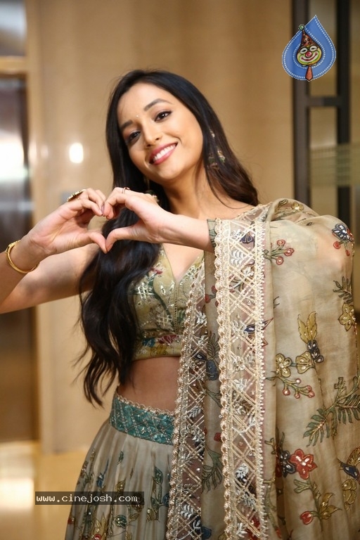 Srinidhi Shetty Photos - 4 / 11 photos