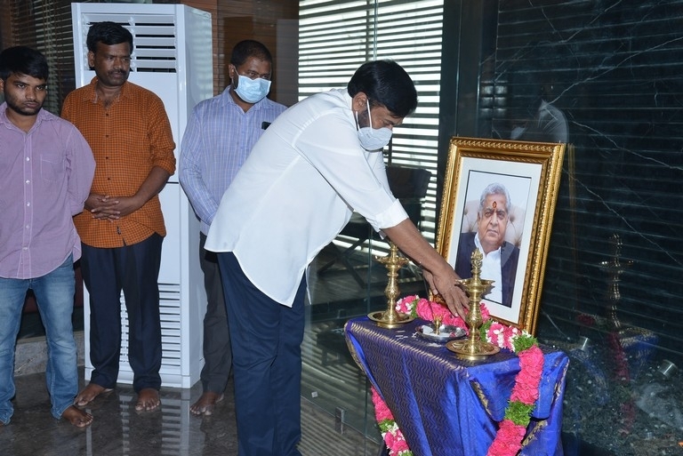 Celebs pays last rites to Narayan Das Narang - 27 / 28 photos