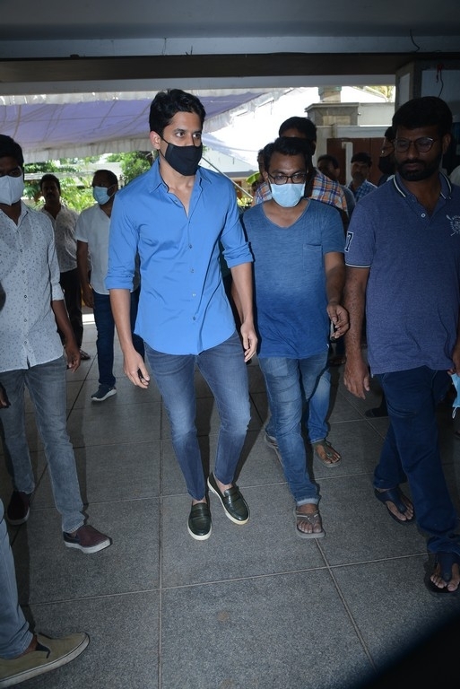 Celebs pays last rites to Narayan Das Narang - 28 / 28 photos