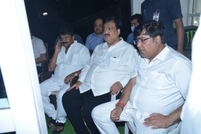 Celebs pays last rites to Narayan Das Narang - 10 of 28