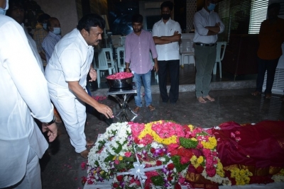Celebs pays last rites to Narayan Das Narang - 25 of 28