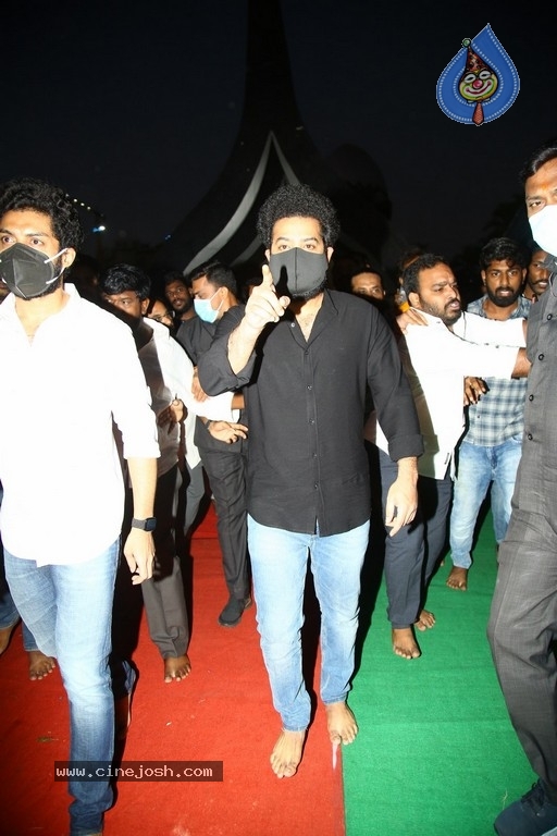 Jr NTR and Kalyan Ram At NTR Ghat - 1 / 34 photos