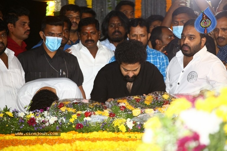 Jr NTR and Kalyan Ram At NTR Ghat - 8 / 34 photos