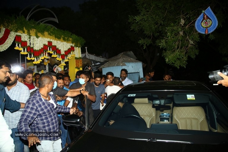Jr NTR and Kalyan Ram At NTR Ghat - 14 / 34 photos
