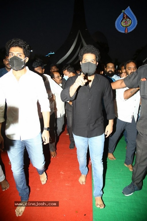Jr NTR and Kalyan Ram At NTR Ghat - 22 / 34 photos