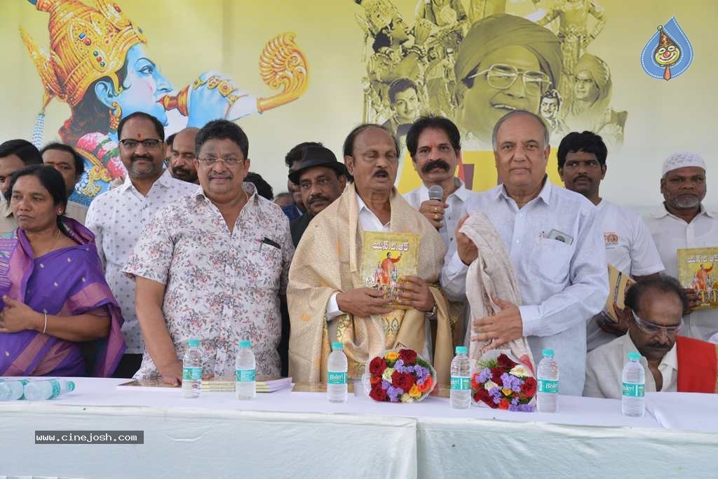 Mahanatudu-Prajanayakudu NTR book launch - 15 / 63 photos