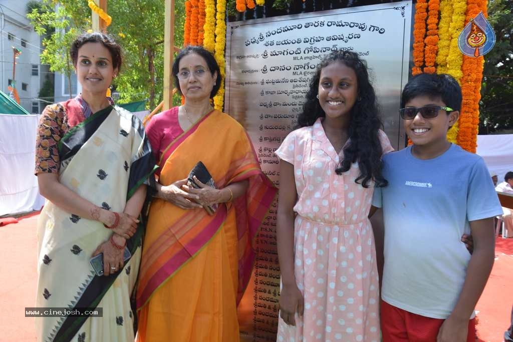 Mahanatudu-Prajanayakudu NTR book launch - 40 / 63 photos