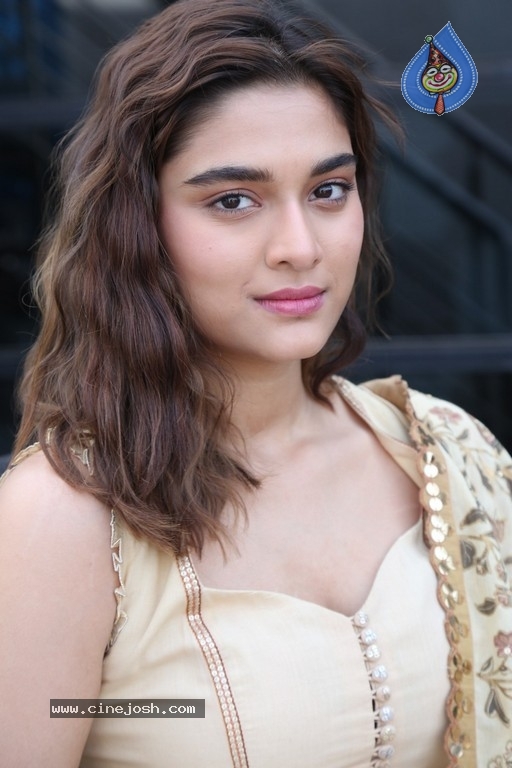 Saiee Manjrekar Interview - 9 / 21 photos