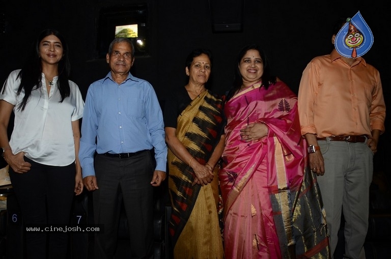 Major Movie Celebrity Show - 25 / 42 photos