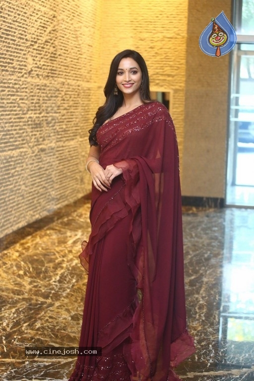 Srinidhi Shetty Photos - 5 / 16 photos