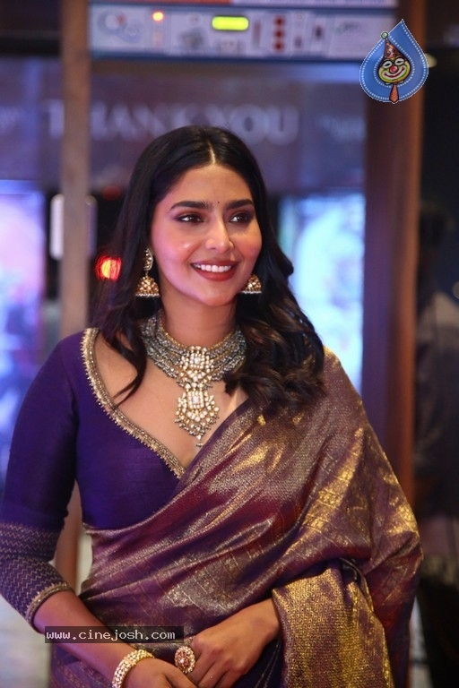 Aishwarya Lekshmi Pics - 6 / 21 photos