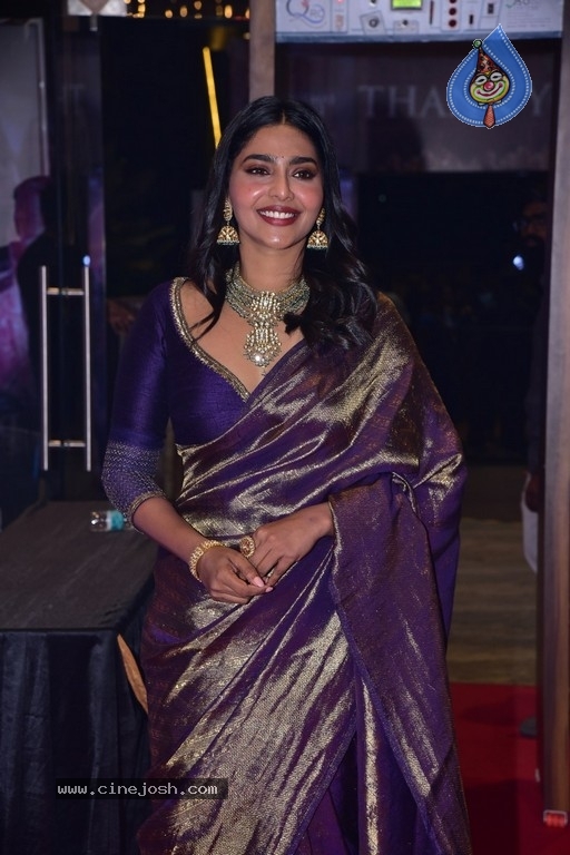 Aishwarya Lekshmi Pics - 16 / 21 photos
