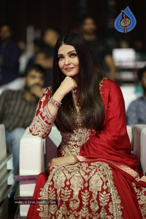 Aishwarya Rai Photos - 5 / 20 photos