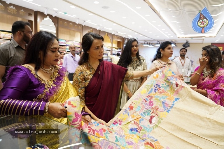 Kalamandir Royale Showroom launch - 1 / 11 photos