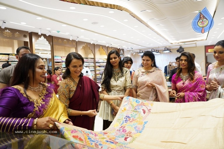 Kalamandir Royale Showroom launch - 5 / 11 photos