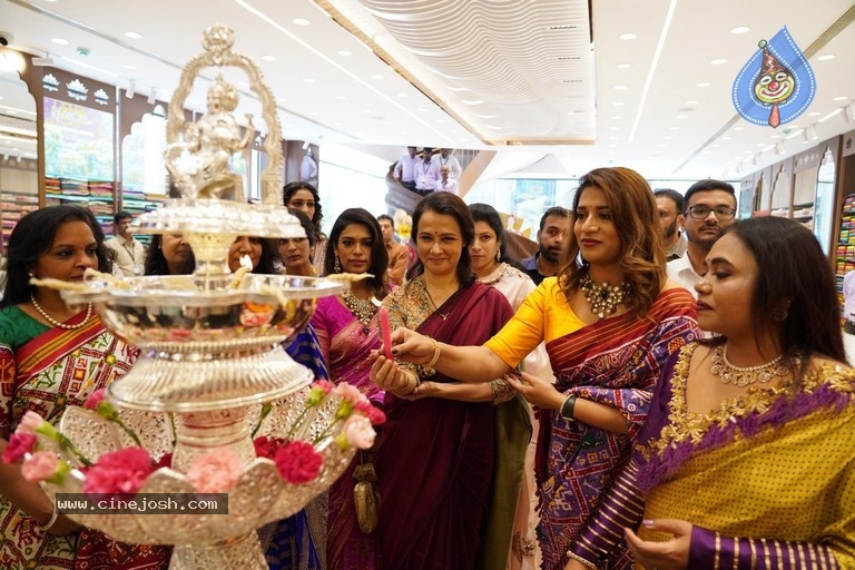 Kalamandir Royale Showroom launch - 7 / 11 photos