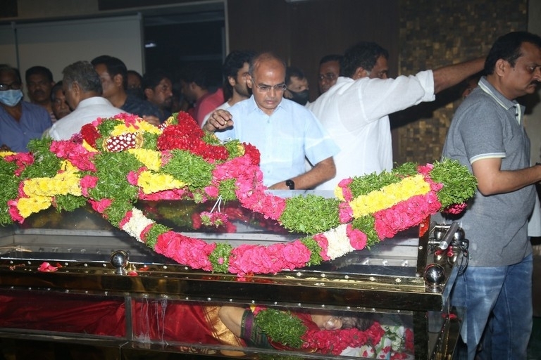 Mahesh Mother Indira Devi Condolences Photos - 13 / 36 photos