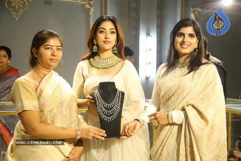 Anu Emmanuel Launches SR Jewellery - 16 / 34 photos