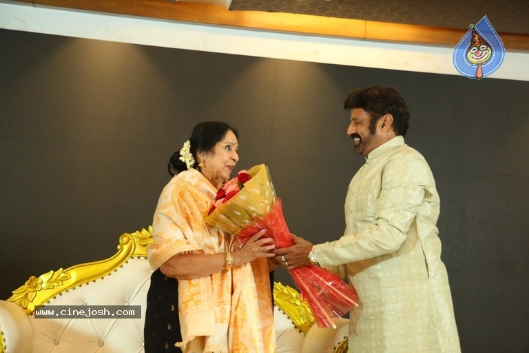Felicitation of L Vijayalakshmi by Balakrishna - 5 / 21 photos