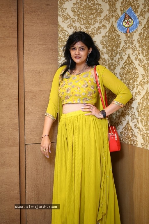 Kalpika Ganesh Photos - 14 / 18 photos