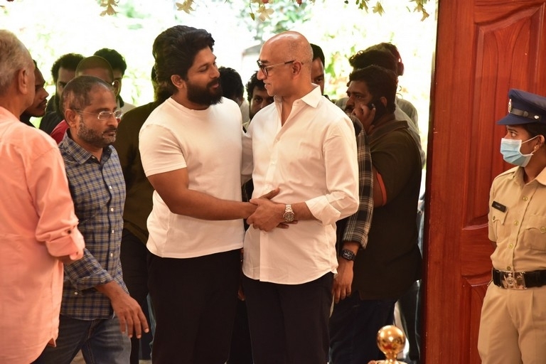 Celebs Pay Condolences to Superstar Krishna 02 - 18 / 113 photos