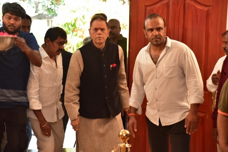 Celebs Pay Condolences to Superstar Krishna 02 - 27 / 113 photos