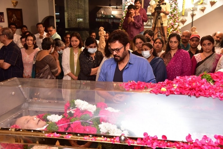 Celebs Pay Condolences to Superstar Krishna - 4 / 96 photos