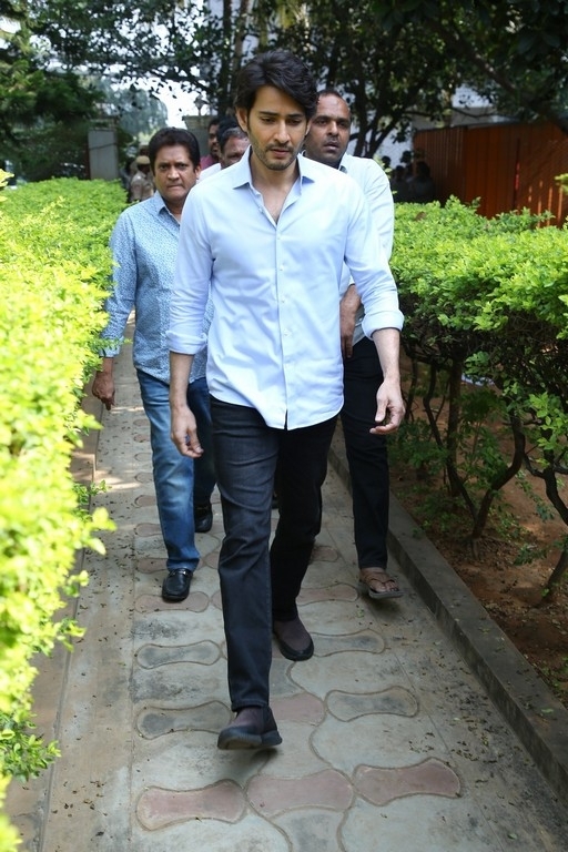 Celebs Pay Condolences to Superstar Krishna - 5 / 96 photos