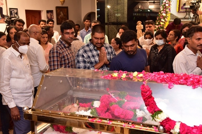 Celebs Pay Condolences to Superstar Krishna - 11 / 96 photos