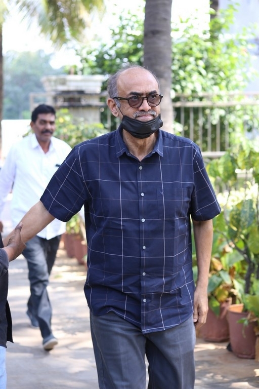 Celebs Pay Condolences to Superstar Krishna - 24 / 96 photos