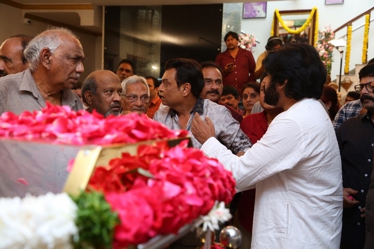 Celebs Pay Condolences to Superstar Krishna - 27 / 96 photos