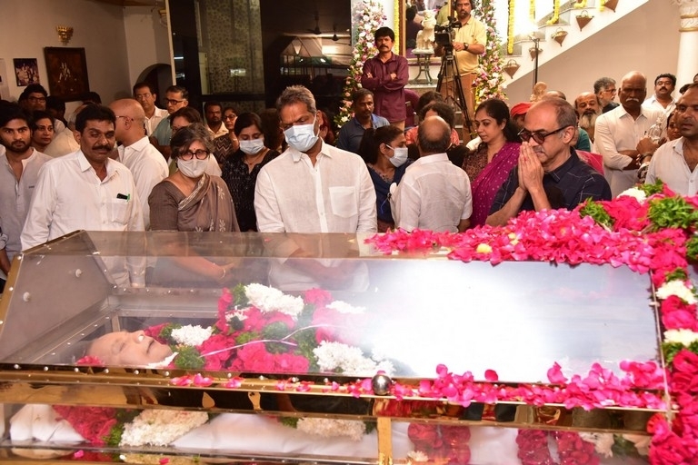 Celebs Pay Condolences to Superstar Krishna - 29 / 96 photos