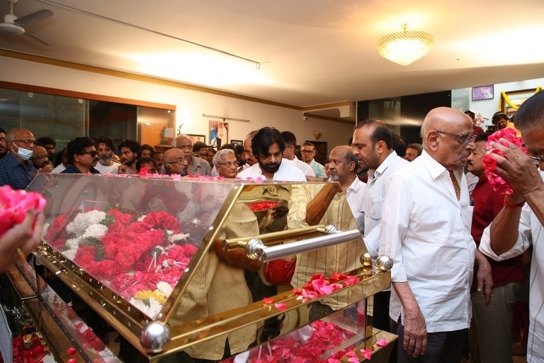 Celebs Pay Condolences to Superstar Krishna - 63 / 96 photos