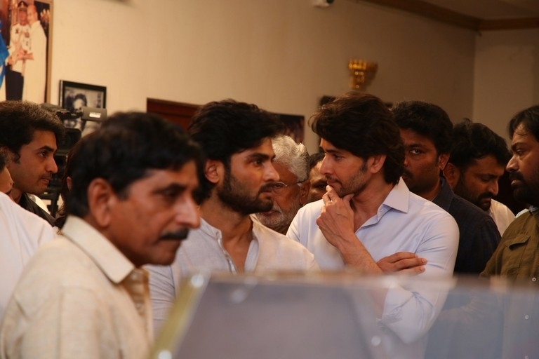 Celebs Pay Condolences to Superstar Krishna - 86 / 96 photos