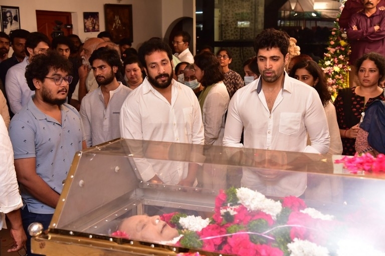 Celebs Pay Condolences to Superstar Krishna - 94 / 96 photos