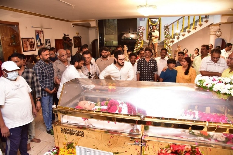 Celebs Pay Condolences to Superstar Krishna  - 36 / 111 photos