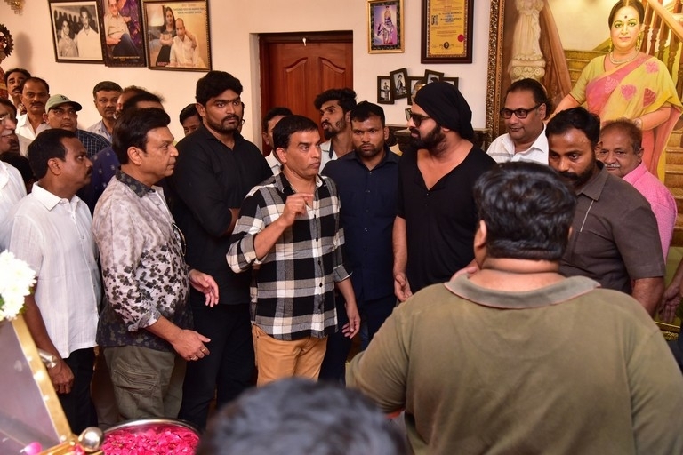 Celebs Pay Condolences to Superstar Krishna  - 41 / 111 photos