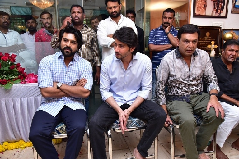 Celebs Pay Condolences to Superstar Krishna  - 43 / 111 photos