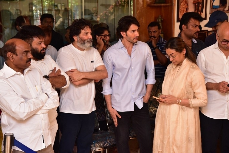 Celebs Pay Condolences to Superstar Krishna  - 44 / 111 photos