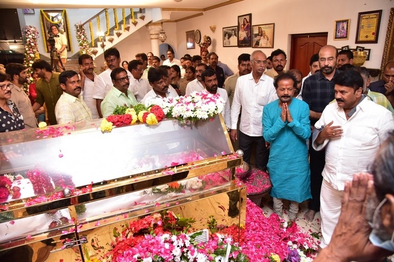 Celebs Pay Condolences to Superstar Krishna  - 52 / 111 photos