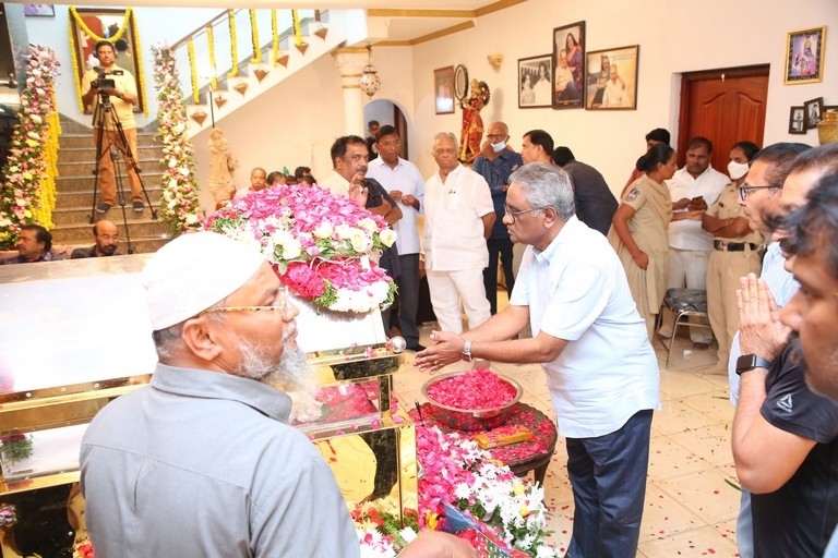 Celebs Pay Condolences to Superstar Krishna  - 55 / 111 photos