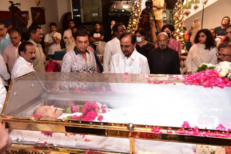 Celebs Pay Condolences to Superstar Krishna  - 56 / 111 photos