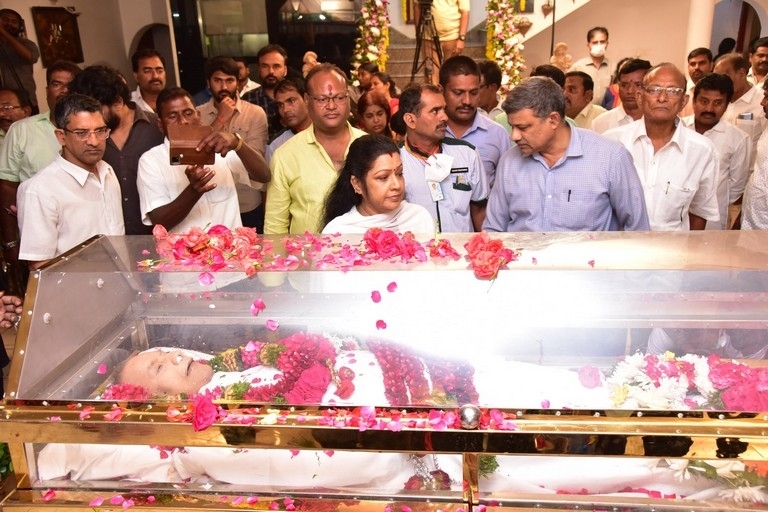 Celebs Pay Condolences to Superstar Krishna  - 58 / 111 photos
