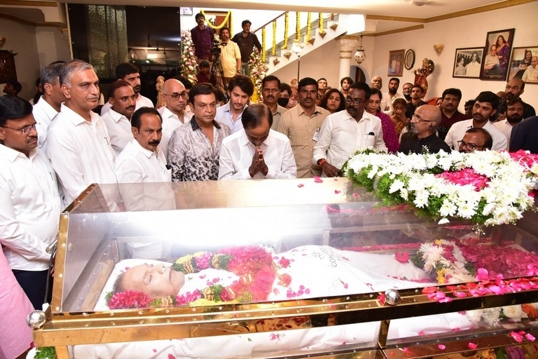 Celebs Pay Condolences to Superstar Krishna  - 59 / 111 photos