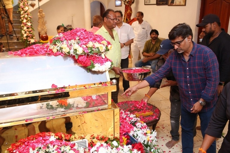 Celebs Pay Condolences to Superstar Krishna  - 92 / 111 photos
