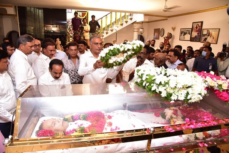 Celebs Pay Condolences to Superstar Krishna  - 93 / 111 photos
