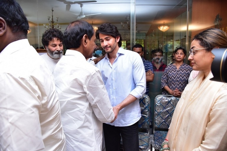 Celebs Pay Condolences to Superstar Krishna  - 95 / 111 photos
