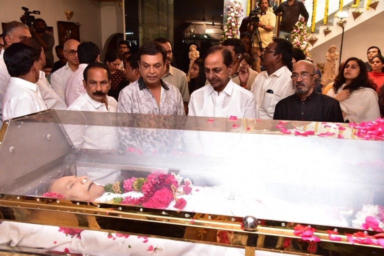 Celebs Pay Condolences to Superstar Krishna  - 98 / 111 photos