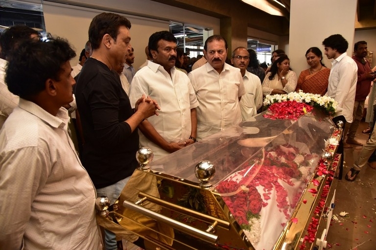 Superstar Krishna final rites - 2 / 63 photos