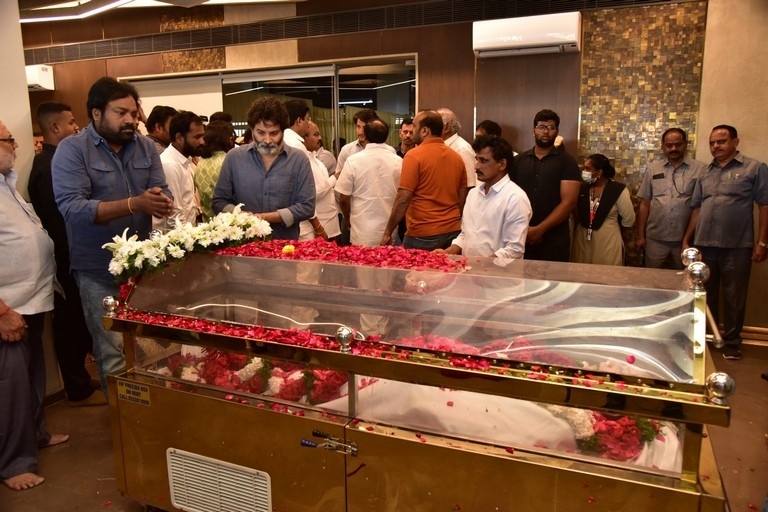 Superstar Krishna final rites - 4 / 63 photos